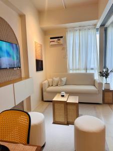 Studio K- Japandi-Inspired Condo Unit at The Palladium的休息区
