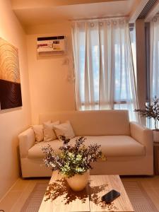 Studio K- Japandi-Inspired Condo Unit at The Palladium的休息区