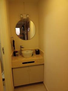 a bathroom with a sink and a mirror at Moderno Mono Ambiente céntrico in Santiago del Estero