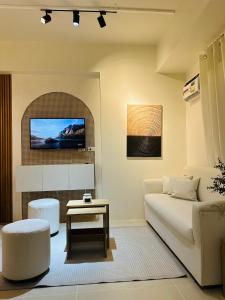 Studio K- Japandi-Inspired Condo Unit at The Palladium的休息区