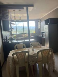 cocina con mesa y sillas y cocina con mesa y cocina en Hermoso departamento amplio, en Tarija