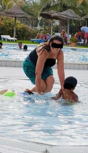 Marina Retreat في الحمامات: وجود امرأة وطفل في المسبح