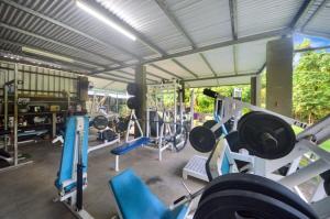 un gimnasio con un montón de equipamiento en Magic Mena Rainforest Retreat en Mena Creek