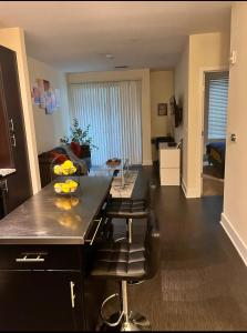 een keuken en een woonkamer met een tafel en stoelen bij Buckhead Luxe in Atlanta