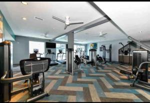 een fitnessruimte met loopbanden en cardio-apparatuur in een kamer bij Buckhead Luxe in Atlanta