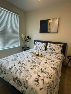 een slaapkamer met een bed met een wit dekbed bij Buckhead Luxe in Atlanta