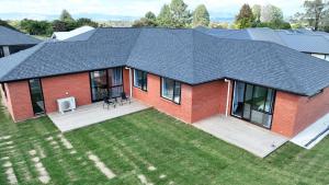 una vista aérea de una casa con techo en Brand New House with 5 bedroom and 3 full bathroom, en Rotorua