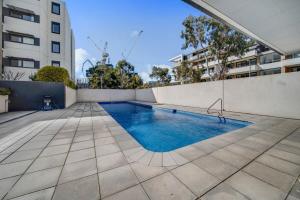 a swimming pool in the middle of a building at Cosy 1-Bed With Balcony Pool & Leisure Area in Lyons