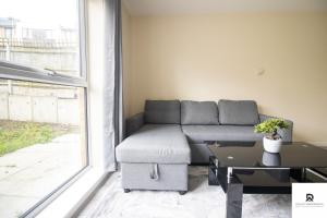Posezení v ubytování Newly Launched Two Bedroom House By Den Accommodation Short Lets & Serviced Accommodation With Garden