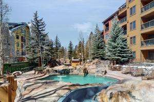 une piscine avec cascade dans un complexe hôtelier dans l'établissement Springs Lodge 8906, à Keystone