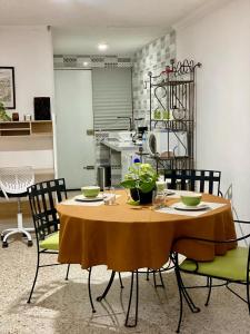 a dining room table with chairs and a kitchen at Casa Múkara del Puerto in Veracruz