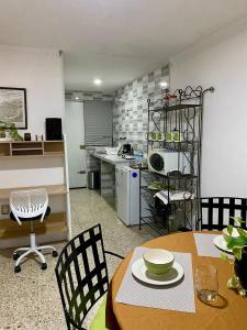 een keuken en eetkamer met een tafel en stoelen bij Casa Múkara del Puerto in Veracruz