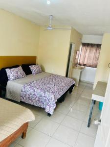 ein kleines Schlafzimmer mit einem Bett und einem Badezimmer in der Unterkunft KID'S in El Naranjo