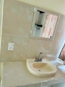 W łazience znajduje się umywalka i lustro. w obiekcie KID'S w mieście El Naranjo