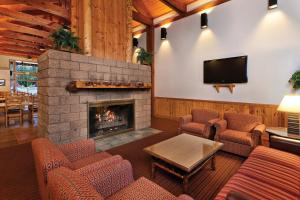 een woonkamer met een open haard en een televisie bij WorldMark Big Bear Lake in Big Bear Lake