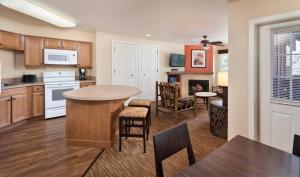 een keuken en een woonkamer met een tafel en stoelen bij WorldMark Big Bear Lake in Big Bear Lake