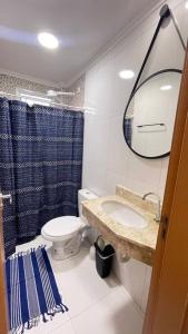 uma casa de banho com um lavatório, um WC e um espelho. em Sky116-Apt 2 quartos Caiçara PG em Solemar