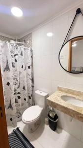 uma casa de banho com um WC, um lavatório e um espelho. em Sky116-Apt 2 quartos Caiçara PG em Solemar