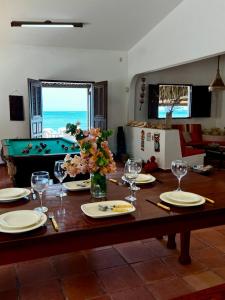 uma sala de jantar com uma mesa e uma mesa de bilhar em Bela vista com pé na areia em Ceará-Mirim
