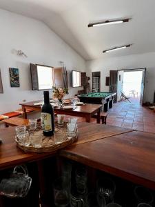 um quarto com mesas de pingue-pongue e uma garrafa de vinho em Bela vista com pé na areia em Ceará-Mirim