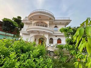 Großes weißes Haus mit Balkon in der Unterkunft Lagnalaya- Your Next Home in Rajgir