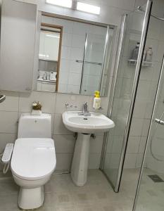 y baño con aseo, lavabo y ducha. en Hongdae Guesthouse3 1min from Hongik Uni station Exit #1, en Seúl