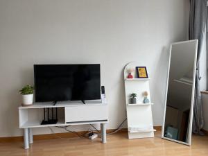 TV a/nebo společenská místnost v ubytování Hongdae Guesthouse3 1min from Hongik Uni station Exit #1