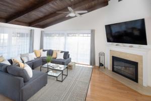 sala de estar con sofá y chimenea en 4 Bedroom 2 Bath with Ocean View Hot Tub Parking, en San Diego