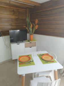 Μια τηλεόραση ή/και κέντρο ψυχαγωγίας στο A ka lé Mich