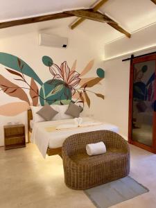 1 dormitorio con 1 cama con un mural de flores en la pared en Kawai Duli Bungalows 1, en Duli