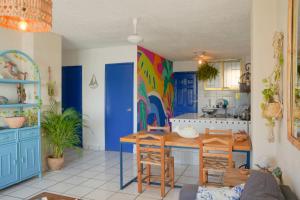a kitchen with blue cabinets and a table with chairs at Hermoso Departamento Frente Al Mar & Sobre Costera in Acapulco