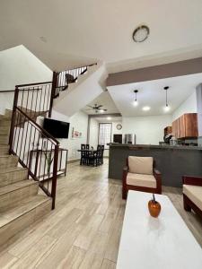 弗洛雷斯的住宿－Casa G&V x 8 personas，一间带楼梯和沙发的客厅