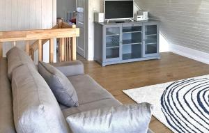 sala de estar con sofá y TV en Lovely Home In Wandlitz Ot Zerpenschl With Lake View, en Berg