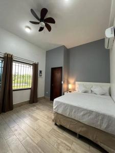 弗洛雷斯的住宿－Casa G&V x 8 personas，一间卧室配有一张床和吊扇