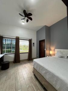 um quarto com uma cama e uma ventoinha de tecto em Casa G&V x 8 personas em Flores