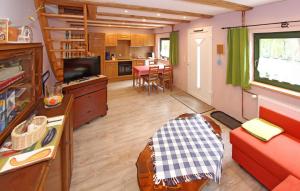 Il comprend un salon avec un canapé et une cuisine. dans l'établissement Nice Home In Ribnitz-damgarten With Kitchen, à Ribnitz-Damgarten