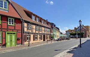 une rue vide dans une ville aux bâtiments colorés dans l'établissement Gorgeous Apartment In Waren mritz Ot Jge With Wifi, à Jägerhof