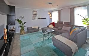- un salon avec un canapé et un sol en verre dans l'établissement Lovely Apartment In Rheinsberg Ot Flecken With Kitchen, à Flecken Zechlin