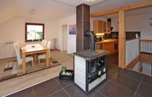 eine Küche und ein Wohnzimmer mit einem Holzofen in der Unterkunft Beautiful Apartment In Woldegk With Kitchen in Woldegk