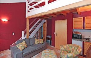 ein Wohnzimmer mit einem Sofa und einem Loft in der Unterkunft Beautiful Apartment In Mirow With Kitchen in Mirow