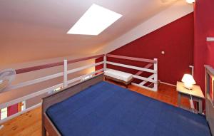 Zimmer im Dachgeschoss mit einem Bett und einem Dachfenster in der Unterkunft Beautiful Apartment In Mirow With Kitchen in Mirow