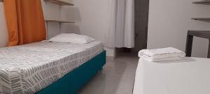 sypialnia z 2 łóżkami w pokoju w obiekcie Hostal Paloma Café w mieście Palomino