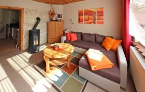 ein Wohnzimmer mit einem Sofa und einem Tisch in der Unterkunft 1 Bedroom Amazing Apartment In Silz in Silz