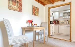 een keuken en eetkamer met een tafel en stoelen bij 1 Bedroom Cozy Home In Barth in Barth