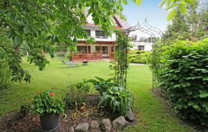 a garden with a pergola and some plants at 1 Bedroom Cozy Apartment In Torgelow Am See in Torgelow am See