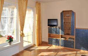 ein Wohnzimmer mit einem TV und einem Fenster in der Unterkunft 2 Bedroom Cozy Apartment In Waren mritz in Waren (Müritz)