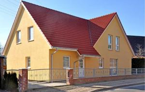 ein gelbes Haus mit rotem Dach in der Unterkunft 2 Bedroom Cozy Apartment In Waren mritz in Waren (Müritz)