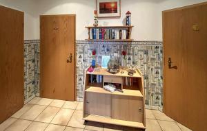 a room with a book shelf and a table with books at Ferienwohnung Kölpinseeusedom in Stubbenfelde