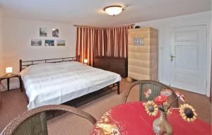 1 dormitorio con 1 cama, 2 sillas y mesa en 1 Bedroom Gorgeous Apartment In Patzig Auf Rgen, en Patzig