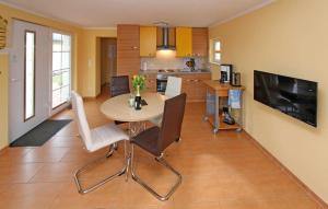 - une cuisine et une salle à manger avec une table et des chaises dans l'établissement Amazing Home In Zinnowitz seebad With Kitchen, à Zinnowitz